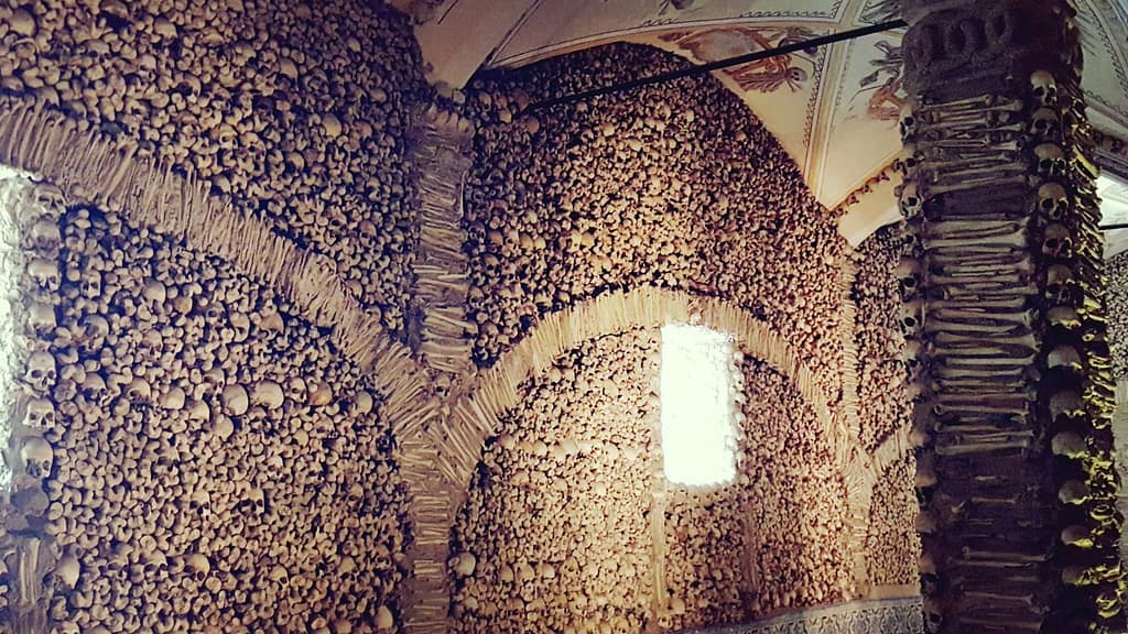 Παρεκκλήσι των Οστών (Capela dos Ossos) στην Έβορα, τοίχοι με νεκροκεφαλές και ανθρώπινα οστά