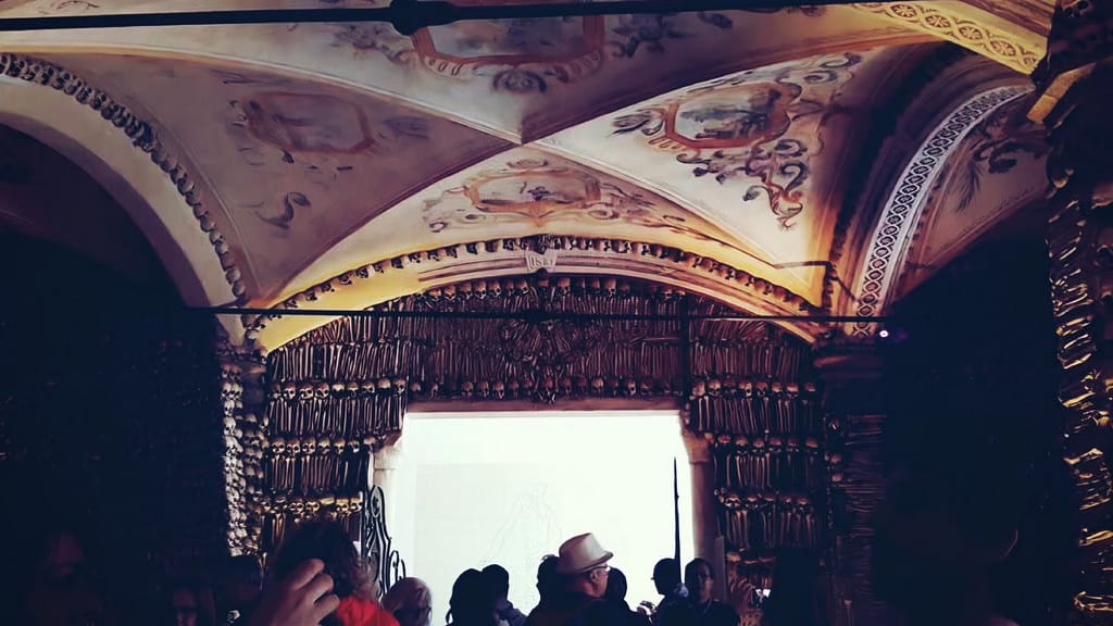 Παρεκκλήσι των Οστών (Capela dos Ossos) στην Έβορα, τοίχοι με ανθρώπινα οστά στο εσωτερικό