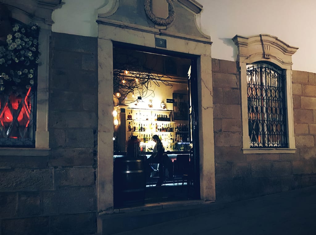 Είσοδος παραδοσιακού μπαρ στο ιστορικό κέντρο της Έβορας, Alentejo Πορτογαλία