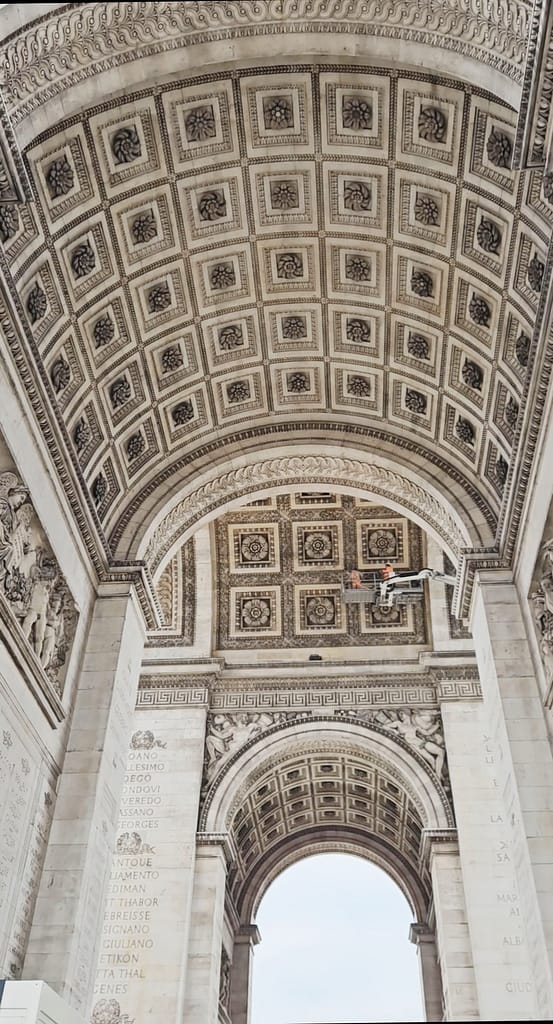 Techo abovedado y detalles decorativos en el interior del Arco de Triunfo (Arc de Triomphe), París.