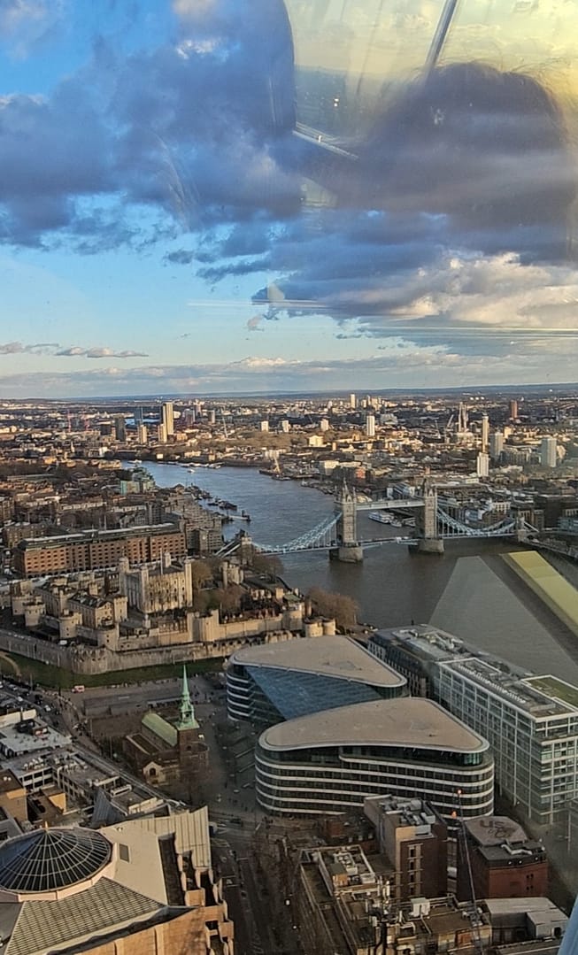 Vista panorámica de Londres desde Sky Garden al atardecer con el Tower Bridge y el río Támesis