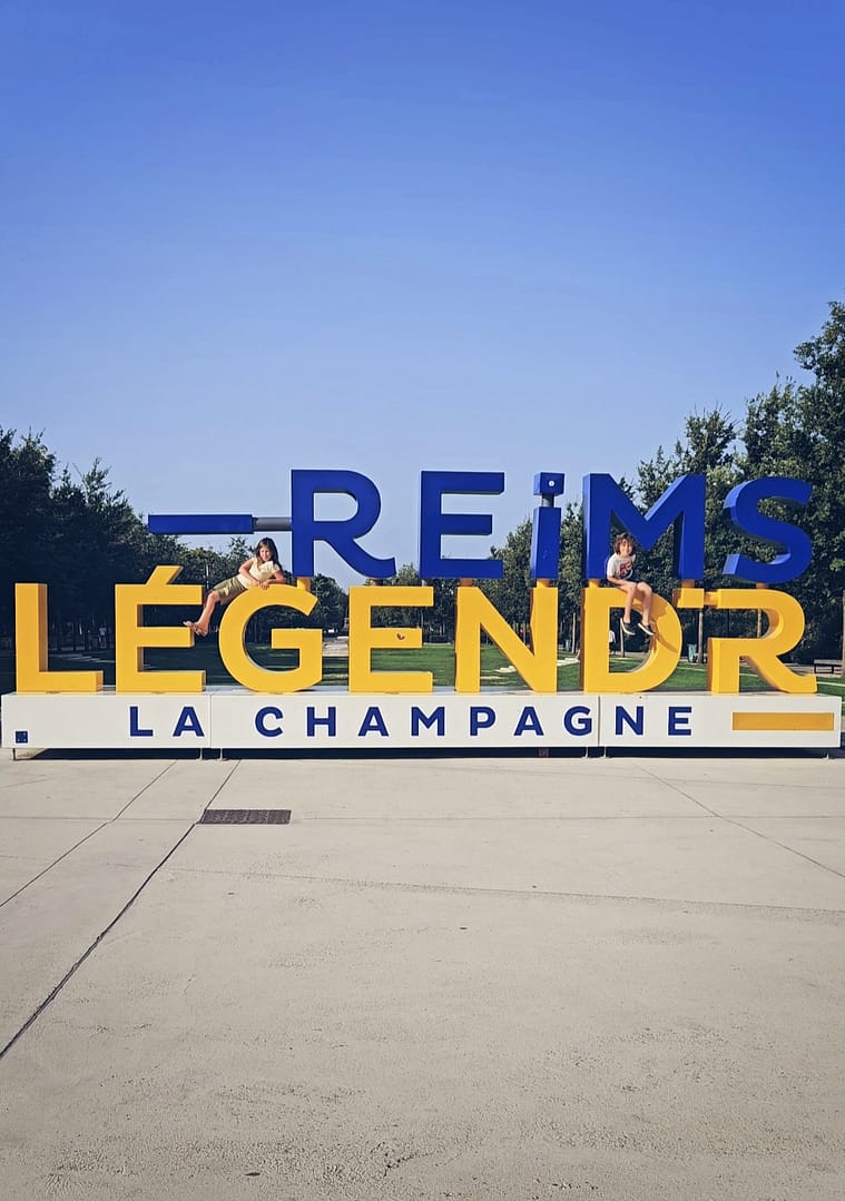 Η επιγραφή “Reims-Champagne” στη Reims, σημείο για φωτογραφία κοντά στην Porte de Mars.