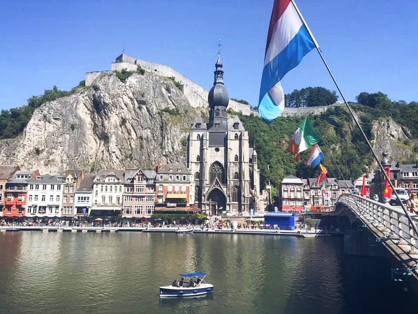Un día en Dinant: casas de colores junto al río Mosa en Bélgica