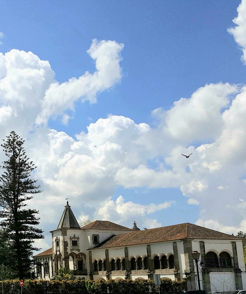 Παραδοσιακό κτήριο στο ιστορικό κέντρο της Έβορας ανάμεσα σε δέντρα, Évora Alentejo Πορτογαλία