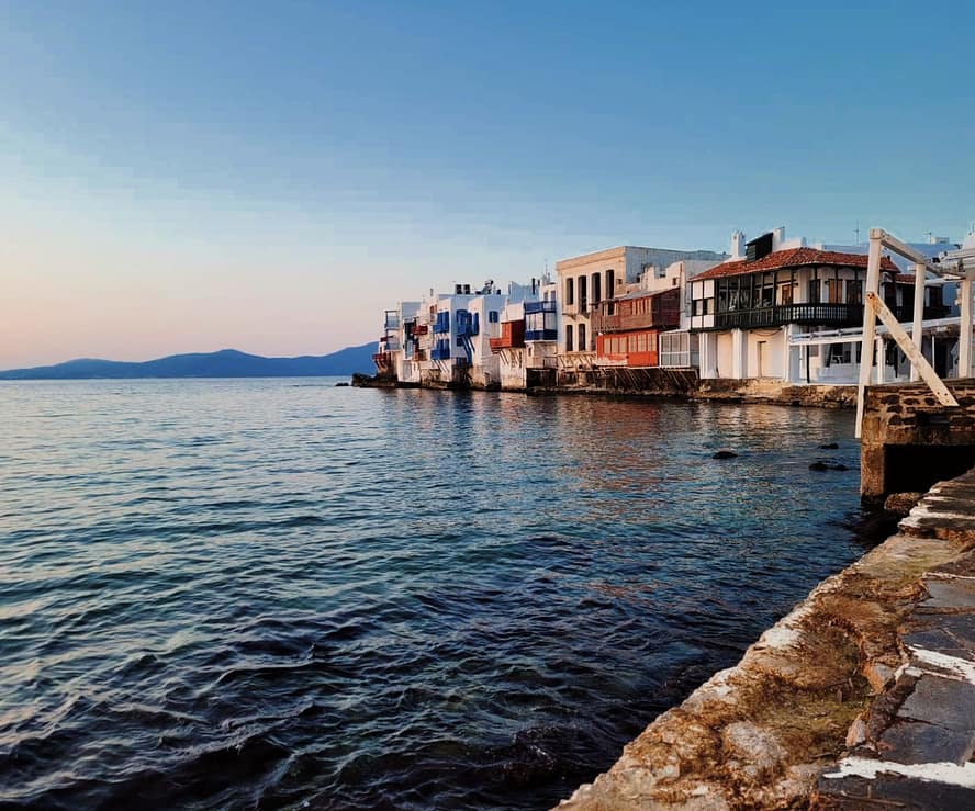 Pequeña Venecia en Mykonos con casas junto al mar al atardecer y tonos pastel